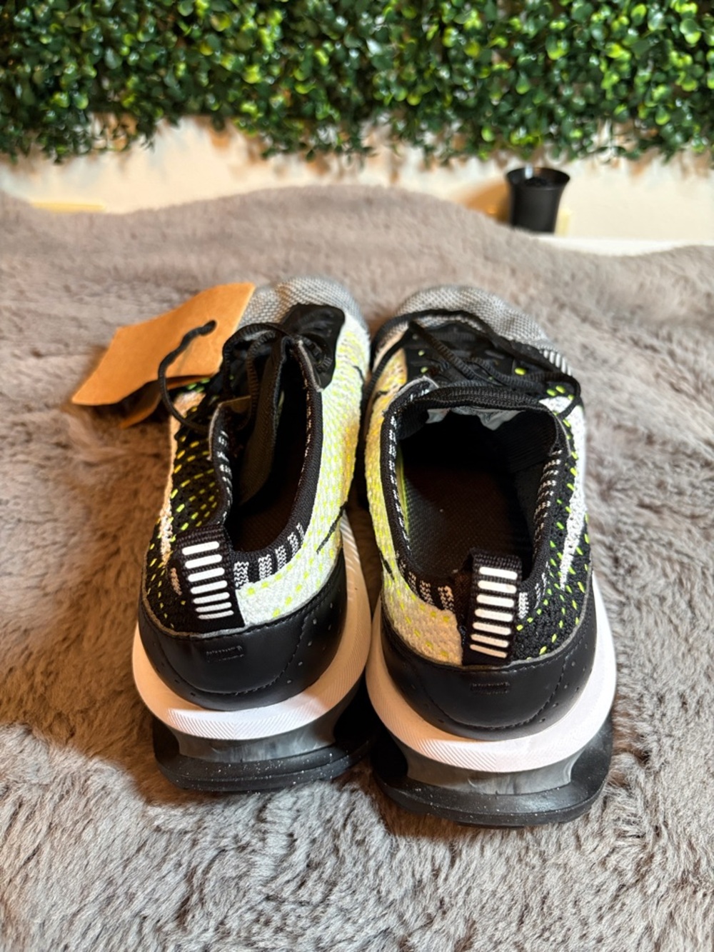 NWT Nike Black, White & Yellow Flyknit Running Sneakers Size 8.5 - Picture 4 of 7